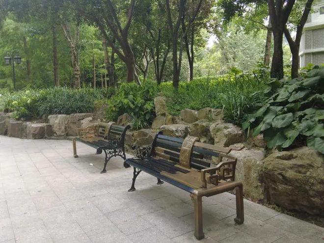 街头的这些座椅承载着“都市清欢”pg试玩